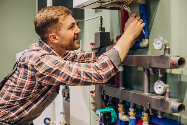 Jovem engenheiro ajustando aquecimento autônomo