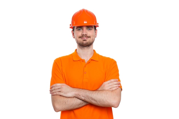 Jovem engenheiro civil com chapéu de segurança isolado no fundo branco