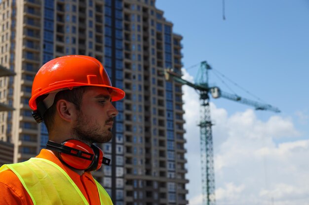 Jovem engenheiro civil com chapéu de segurança