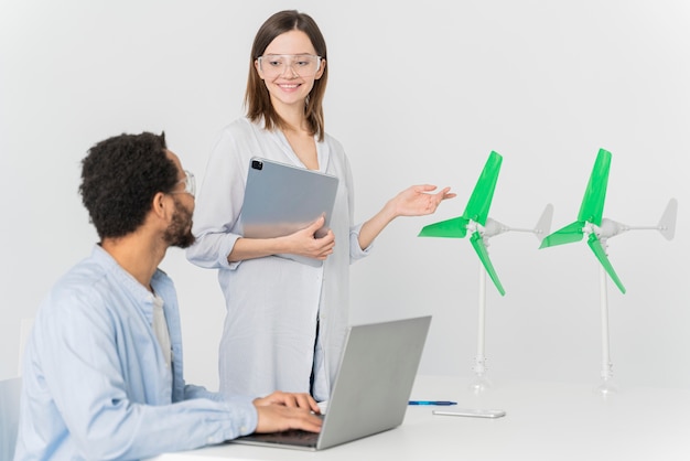 Foto grátis jovem engenheiro trabalhando em inovações energéticas