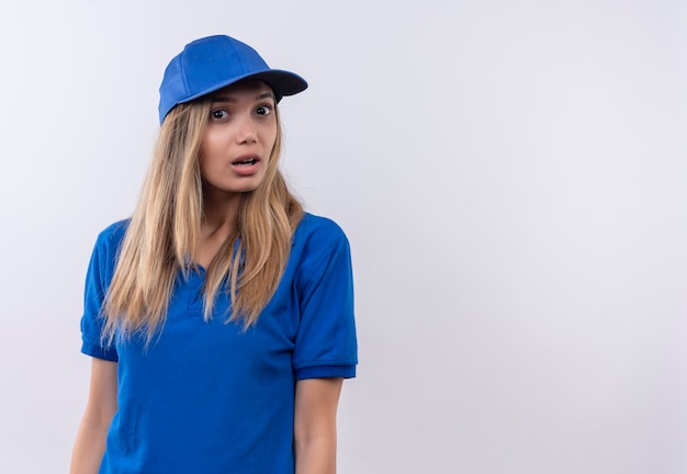 Foto grátis jovem entregadora surpresa vestindo uniforme azul e boné