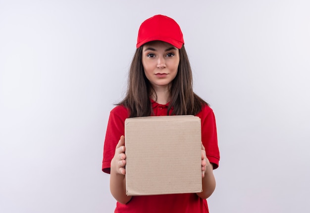 Jovem entregadora vestindo camiseta vermelha com boné vermelho segurando uma caixa no fundo branco isolado