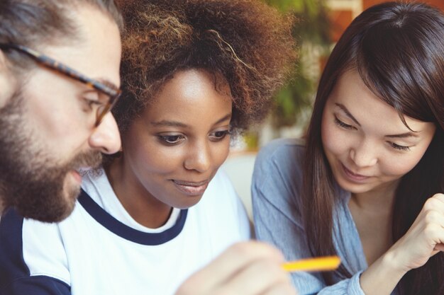 Jovem equipe de colegas de trabalho trabalhando no projeto