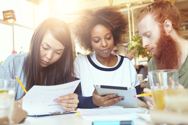 Jovem equipe de colegas de trabalho trabalhando no projeto