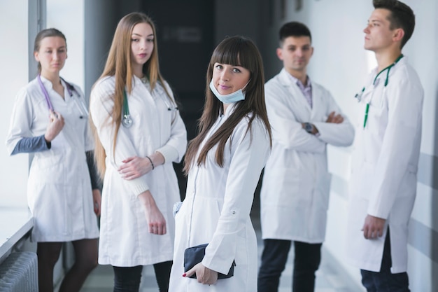 Jovem equipe de médicos no hospital