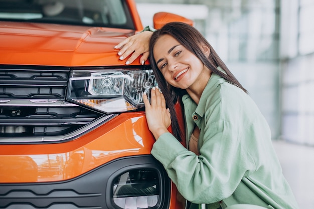 Jovem escolhendo um carro para ela