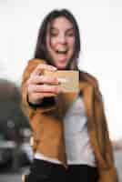 Foto grátis jovem espantado com cartão de plástico