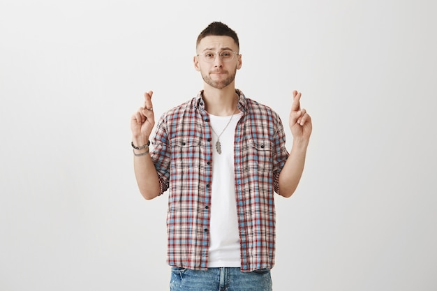 Jovem esperançoso posando