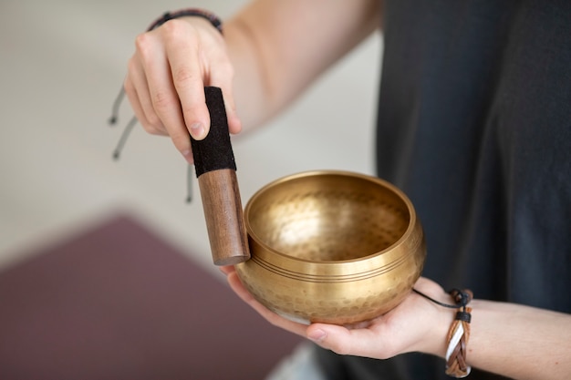 Foto grátis jovem espiritual praticando ioga em ambientes fechados