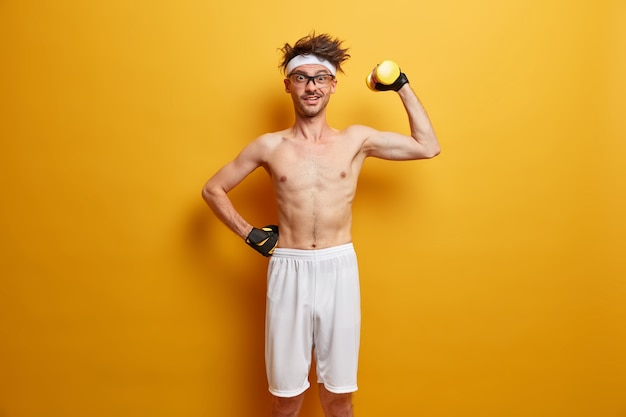 Jovem esportista se preparando para o treino isolado