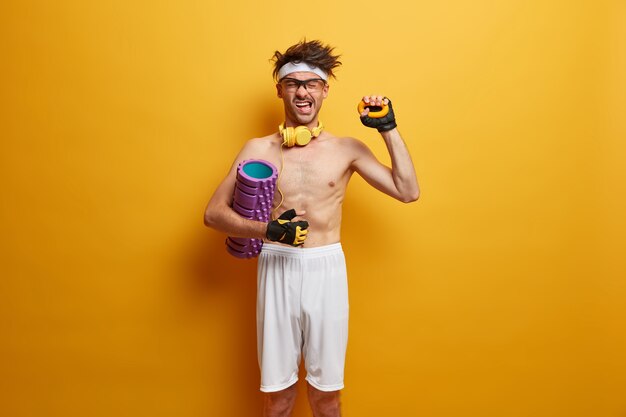 Jovem esportista se preparando para o treino isolado