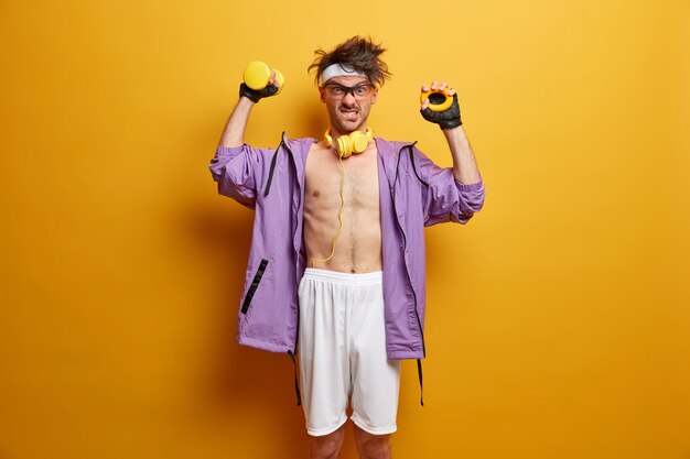 Jovem esportista se preparando para o treino isolado