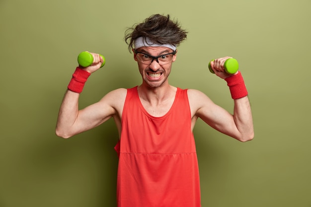 Jovem esportista se preparando para o treino isolado