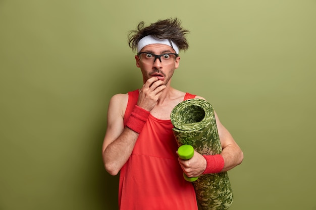 Jovem esportista se preparando para o treino isolado