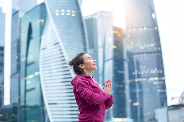 Jovem esportiva atraente em namaste mudra pose