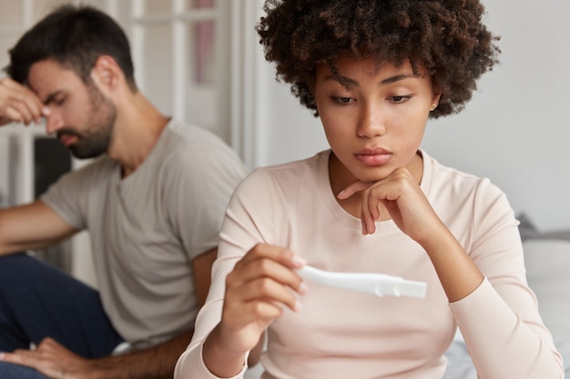 Jovem esposa e marido têm problemas na vida familiar