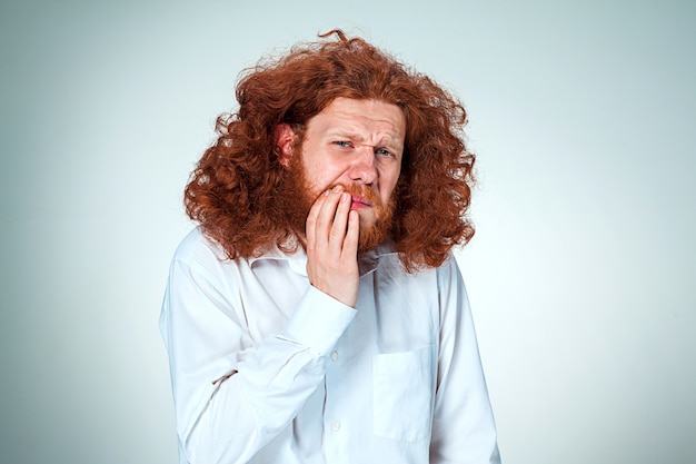 Foto grátis jovem está tendo dor de dente.