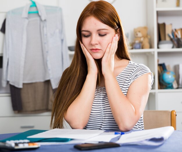 Jovem está tendo problemas com o projeto de trabalho