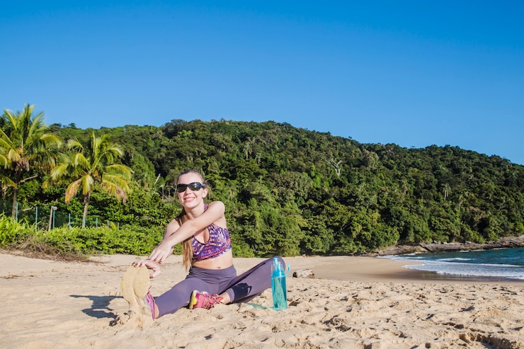 Foto grátis jovem esticando pernas