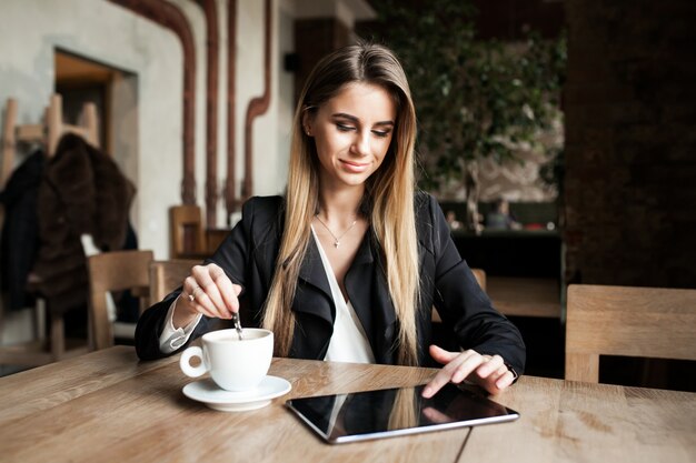 Jovem, estilo vida, tabuleta, café, mulher