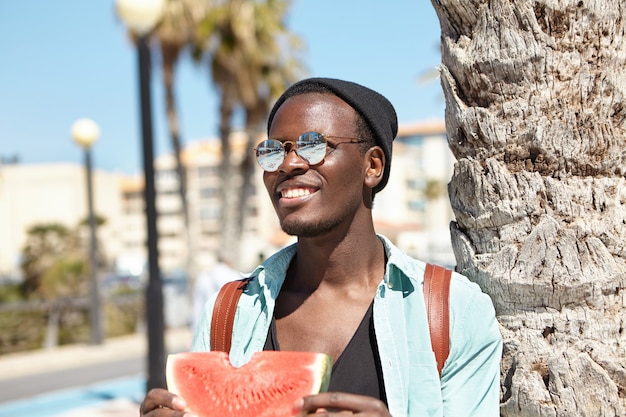 Jovem estiloso na praia