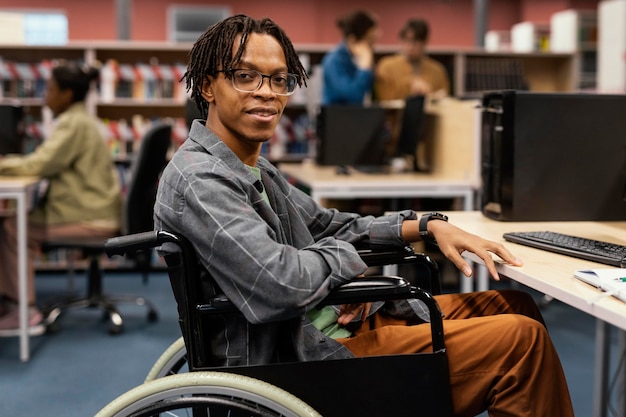 Foto grátis jovem estudando na biblioteca da universidade