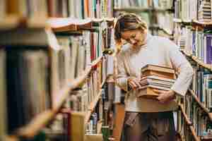 Foto grátis jovem estudando na biblioteca