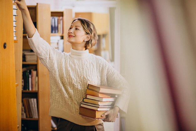 Jovem estudando na biblioteca