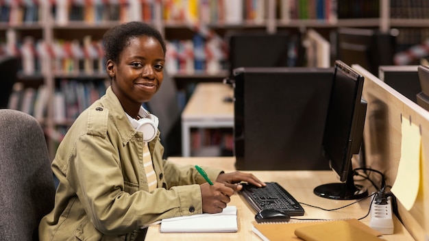 Jovem estudando na biblioteca