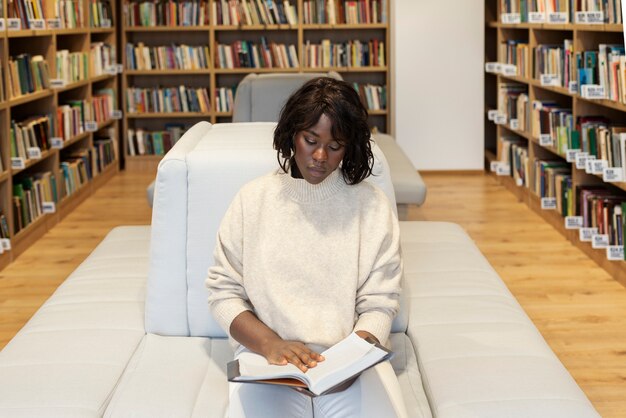 Jovem estudante aprendendo na biblioteca