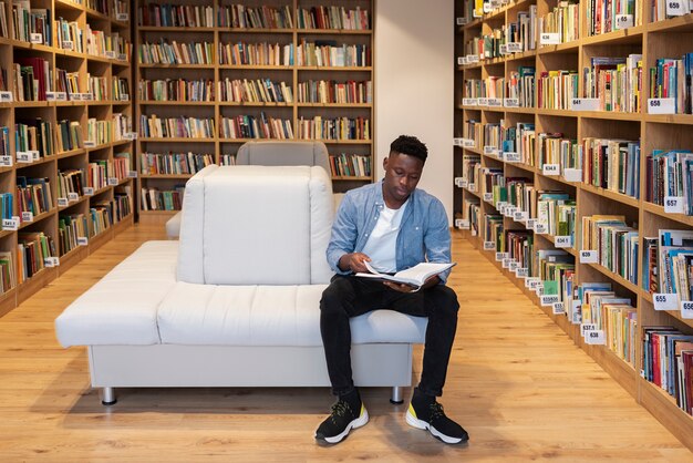 Jovem estudante aprendendo na biblioteca