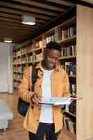 Foto grátis jovem estudante aprendendo na biblioteca