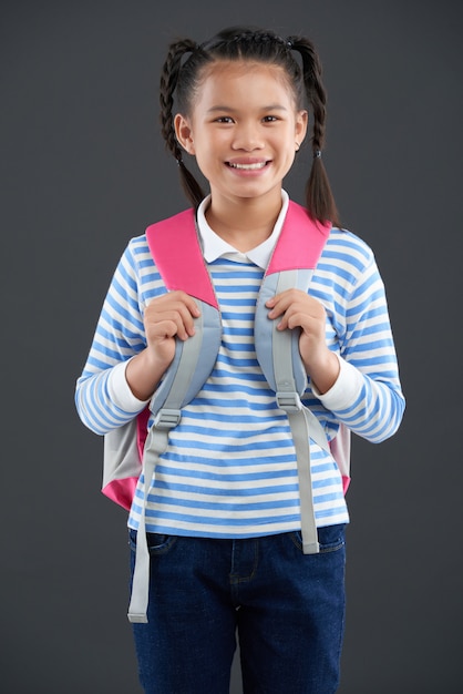 Jovem estudante asiática posando com mochila