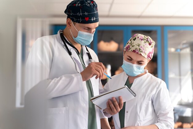 Jovem estudante de medicina praticando em um hospital