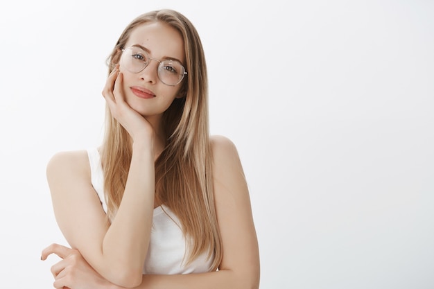 Jovem expressiva com cabelo loiro