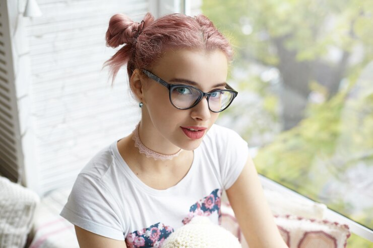 Foto grátis jovem expressiva posando em um ambiente fechado