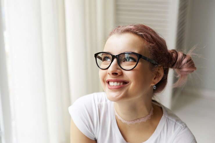 Foto grátis jovem expressiva posando em um ambiente fechado