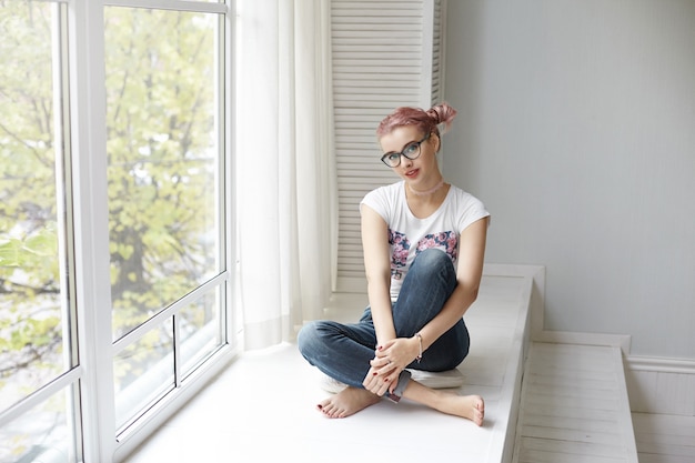 Jovem expressiva posando em um ambiente fechado