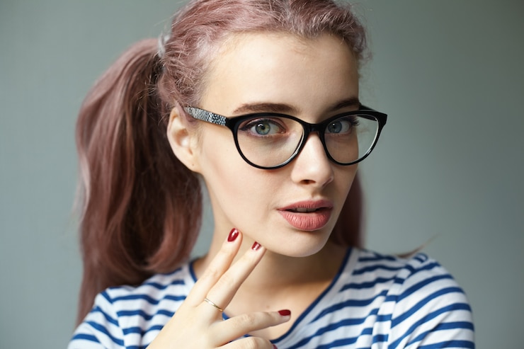 Foto grátis jovem expressiva posando em um ambiente fechado