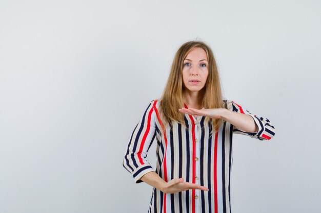 Jovem expressiva posando no estúdio