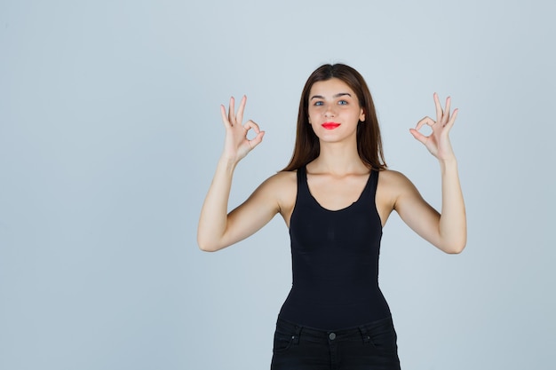 Foto grátis jovem expressiva posando no estúdio