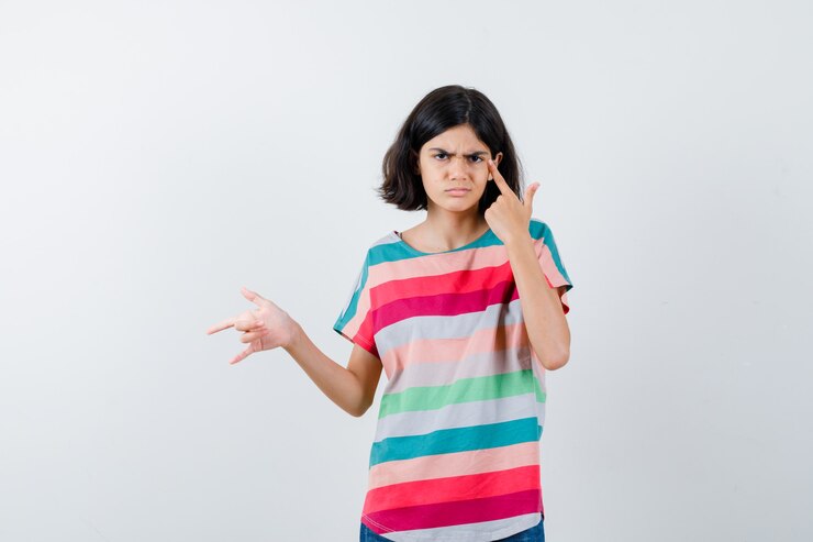 Foto grátis jovem expressiva posando no estúdio