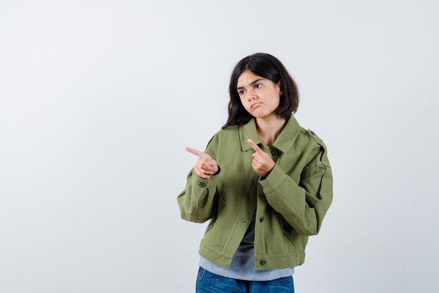 Jovem expressiva posando no estúdio