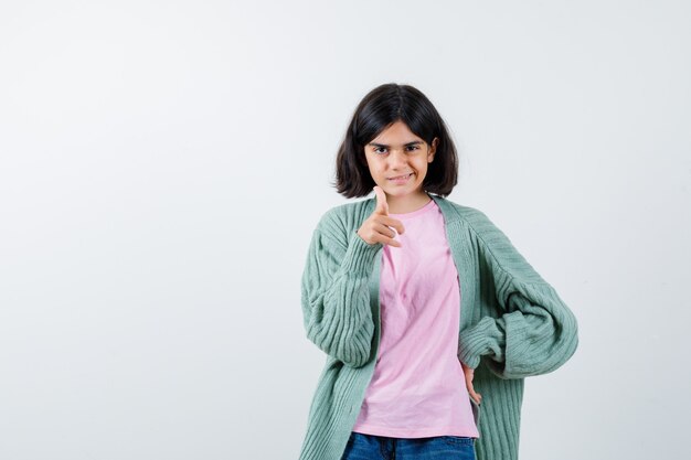 Jovem expressiva posando no estúdio