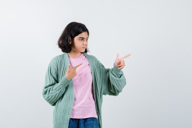 Jovem expressiva posando no estúdio