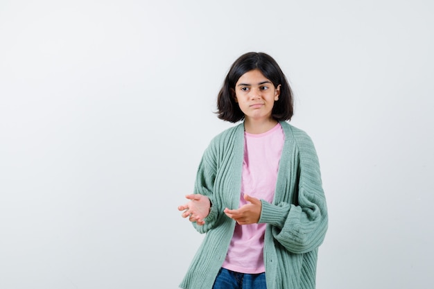 Jovem expressiva posando no estúdio