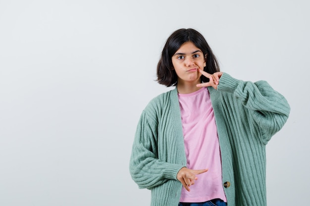 Jovem expressiva posando no estúdio