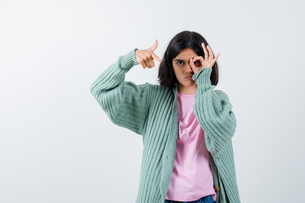 Jovem expressiva posando no estúdio