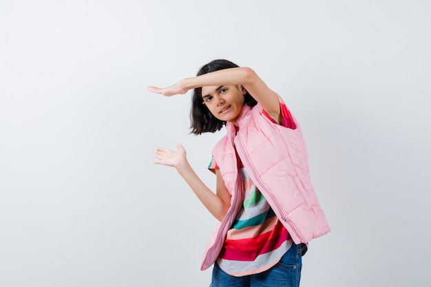 Jovem expressiva posando no estúdio