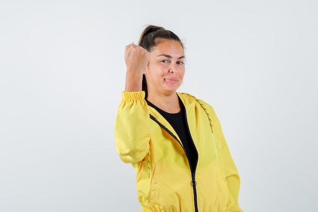 Jovem expressiva posando no estúdio